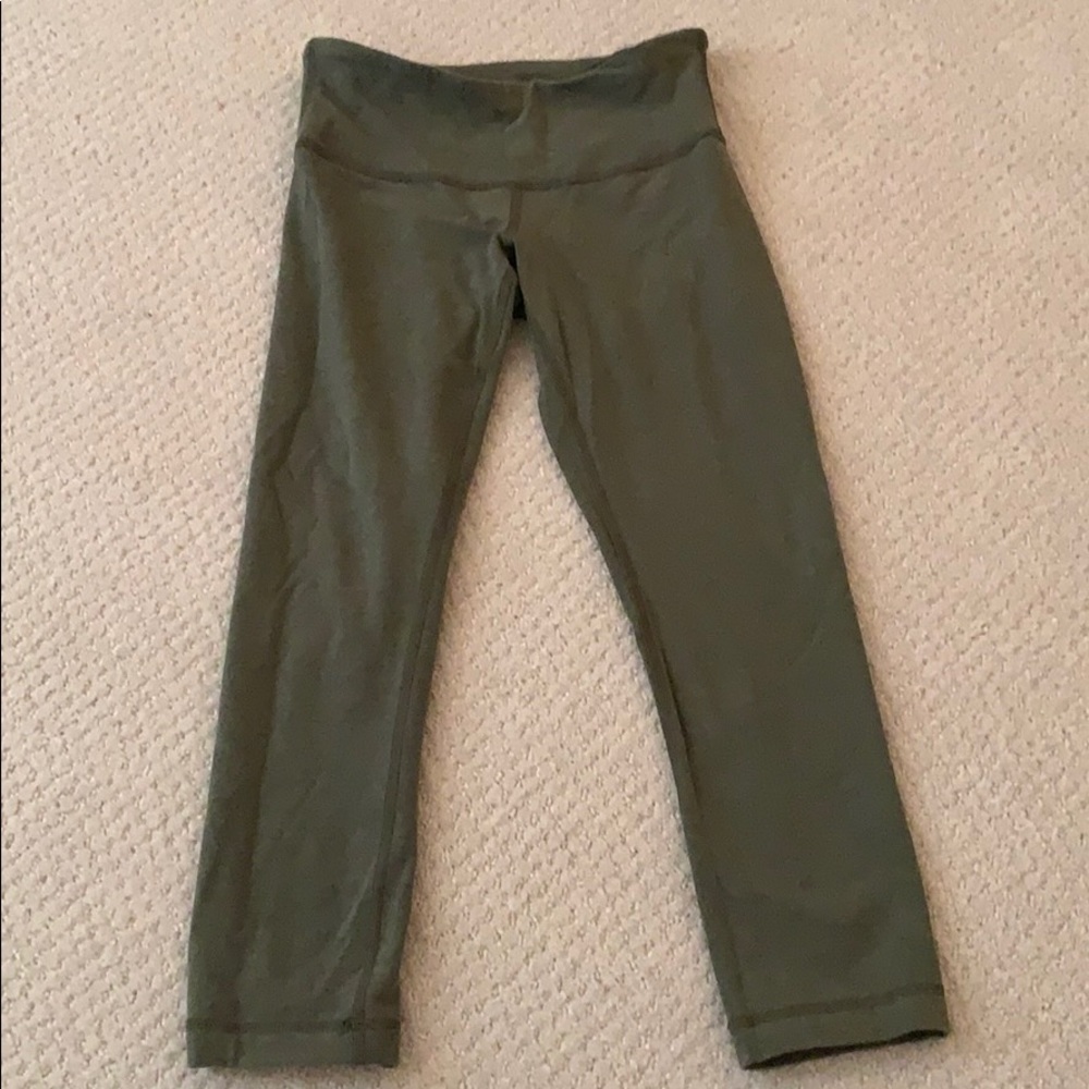 Cropped green lulu leggings